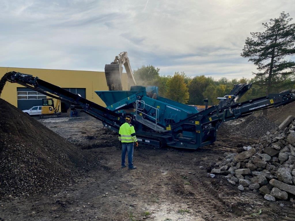 Hrubotřídič Powerscreen Warrior 800 při třídění sutě