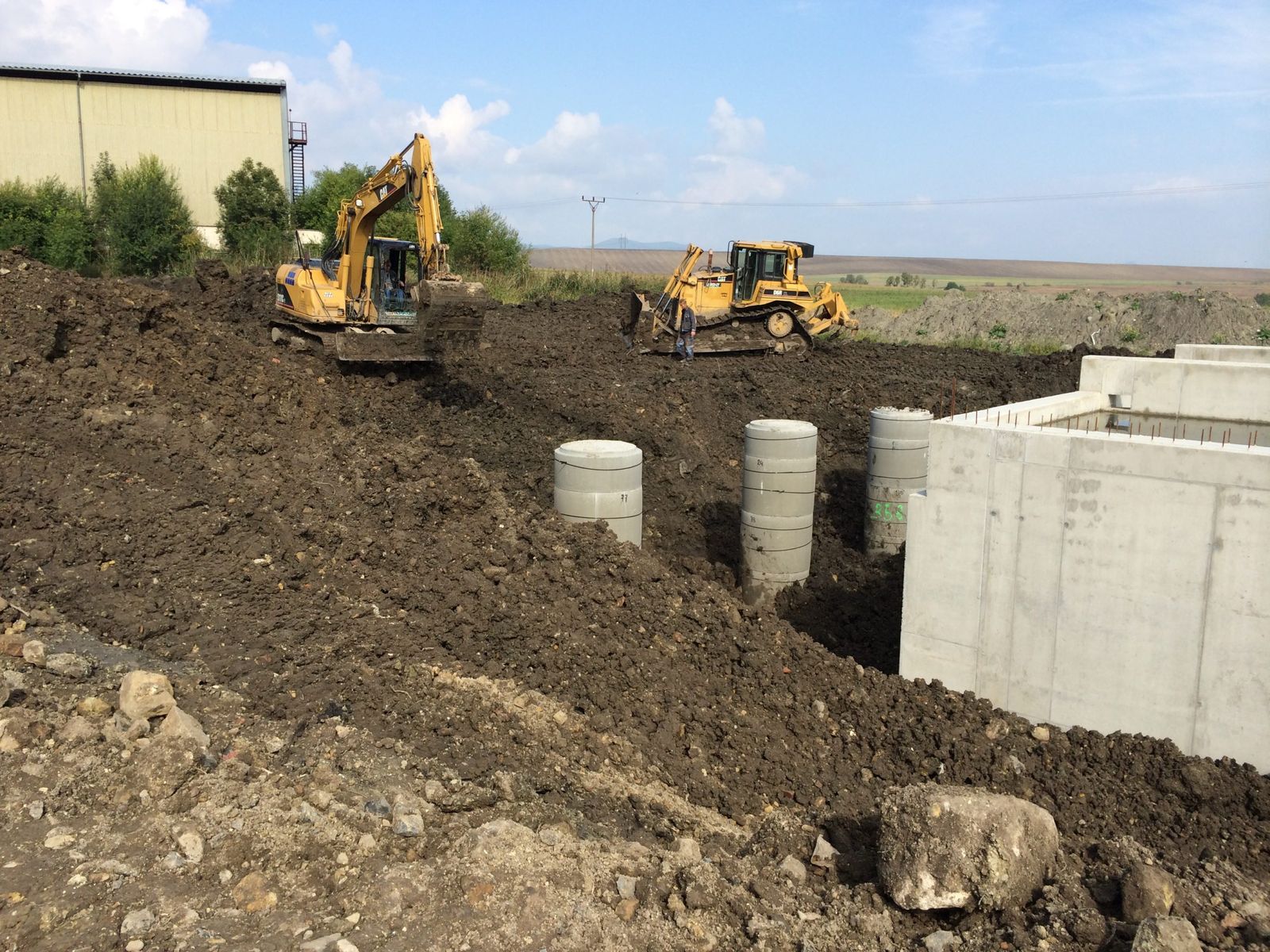 Betonové jímky při stavbě čistírny odpadních vod v Chožově