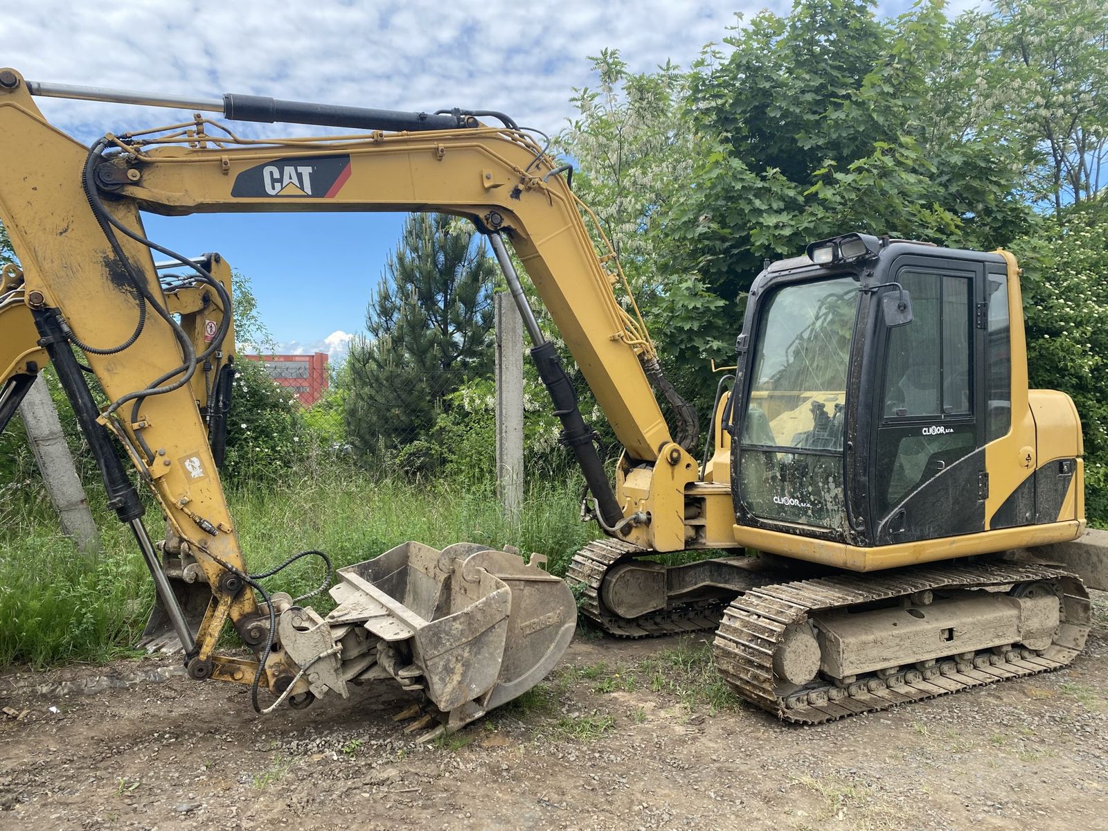 Pásové rypadlo CAT 311 na staveništi